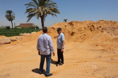 محافظ المنيا يضبط تشوينات ومعدات ثقيلة على أرض زراعية