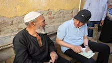 "وصلولي الغاز".. طلب مفاجئ من مسن يغيّر مسار جولة محافظ المنيا بديرمواس